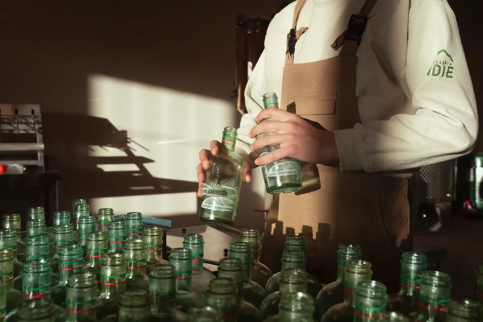 Imbottigliamento artigianale del gin Ambrosia in distilleria