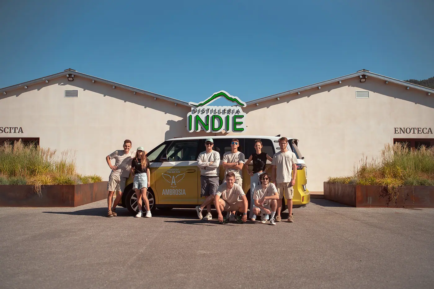 Il team Ambrosia con il van Indie